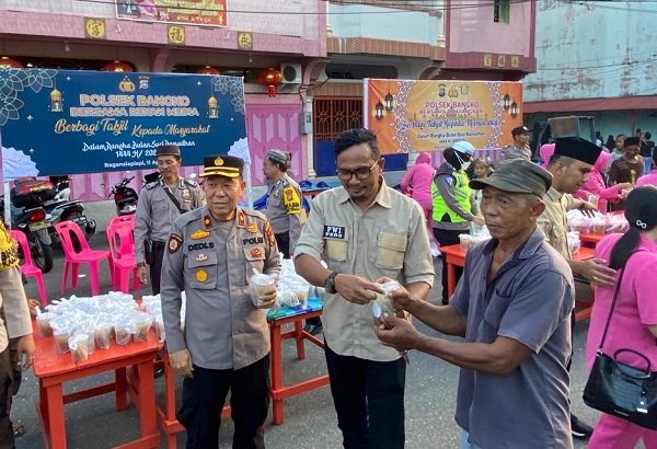 Berkah Ramadhan, Polsek Bangko Bersama Wartawan Berbagi Takjil Kepada Masyarakat